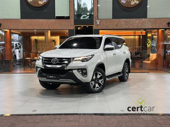 TOYOTA HILUX SW4 2.8 SRX DIAMOND 4X4 7 LUGARES 16V TURBO INTERCOOLER DIESEL 4P AUTOMÁTICO